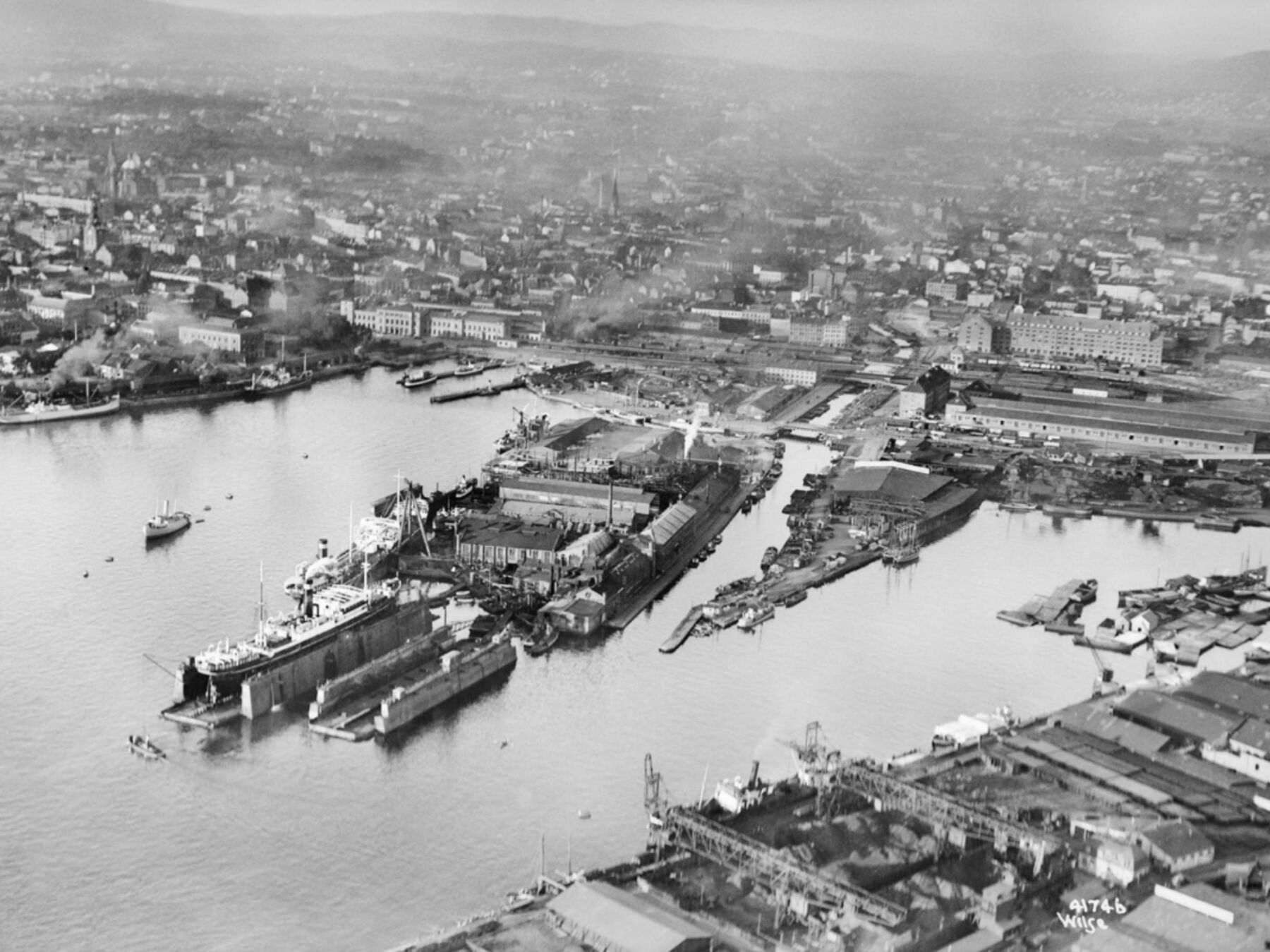 Flyfoto av Bjørvika i Oslo. Sort hvitt historisk bilde. Foto