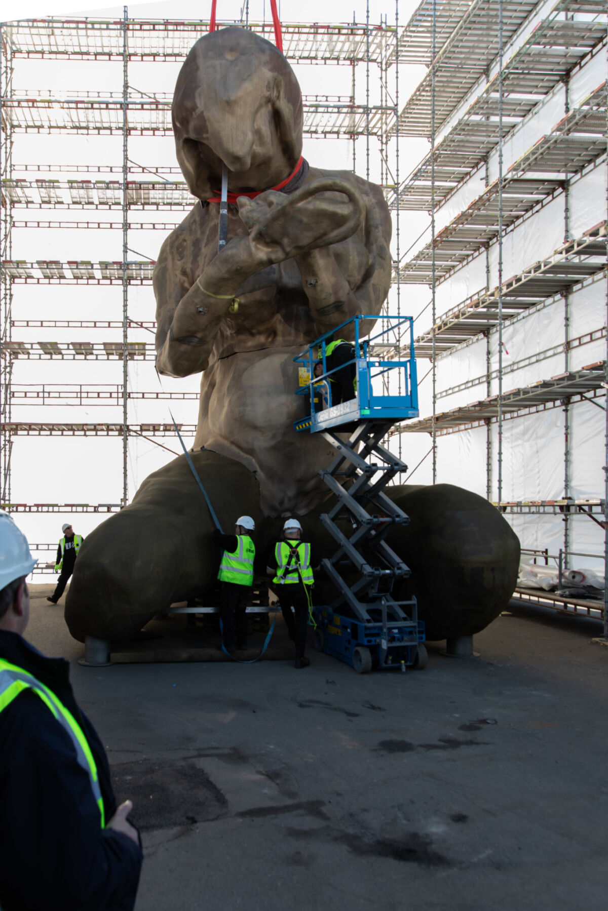 Skulptur inne i et stillas. Foto