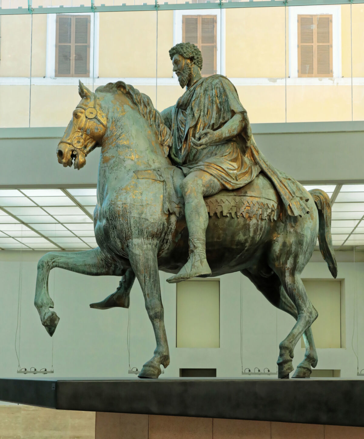 Bronseskulptur, mann som rir på hest. Foto