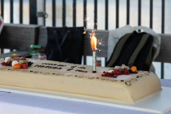 Marsipankake med stjerneskudd og dekor. Foto.