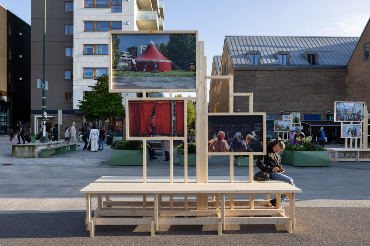 Fotoutstilling på torg på Mortensrud. Foto.