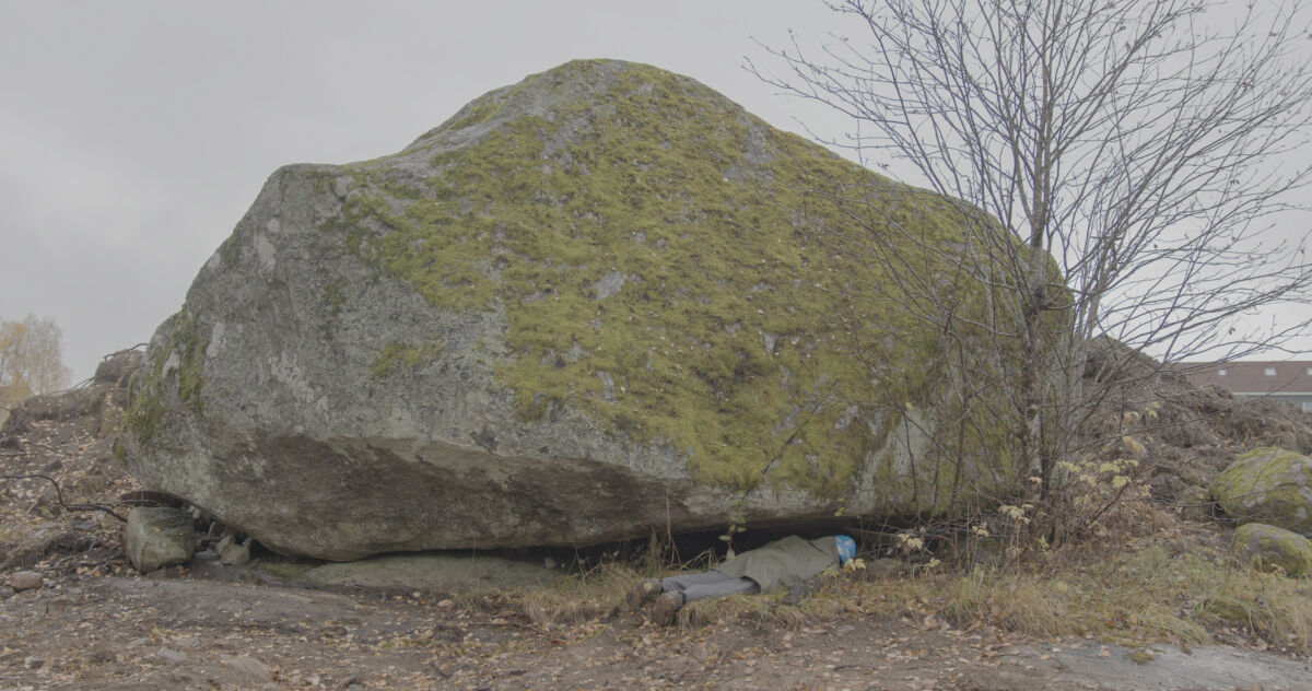 En stor stein med mose. Foto.