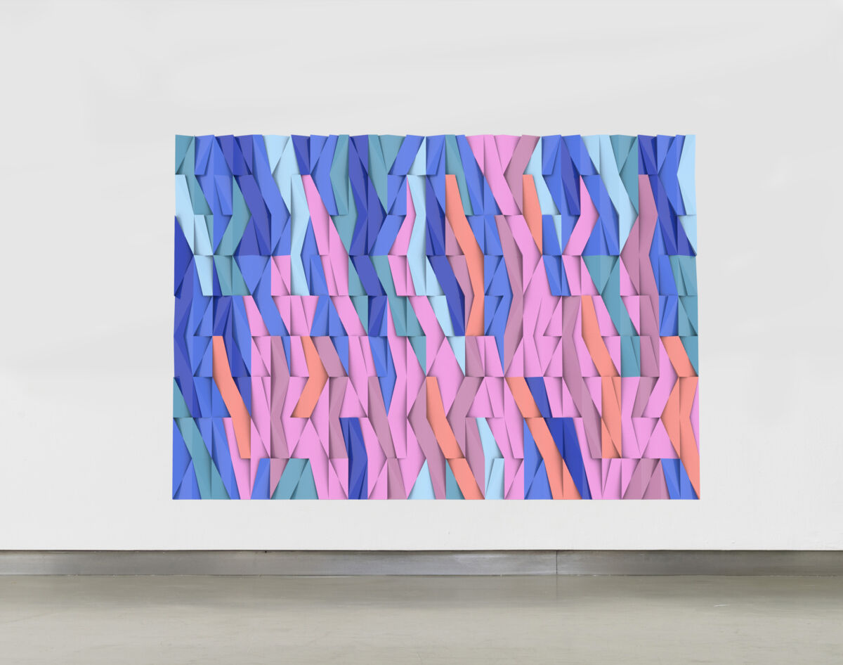 Fargerikt kunstverk i blåe, grønne, rosa og oransje toner. Hengende på en hvit vegg innendørs. Foto.