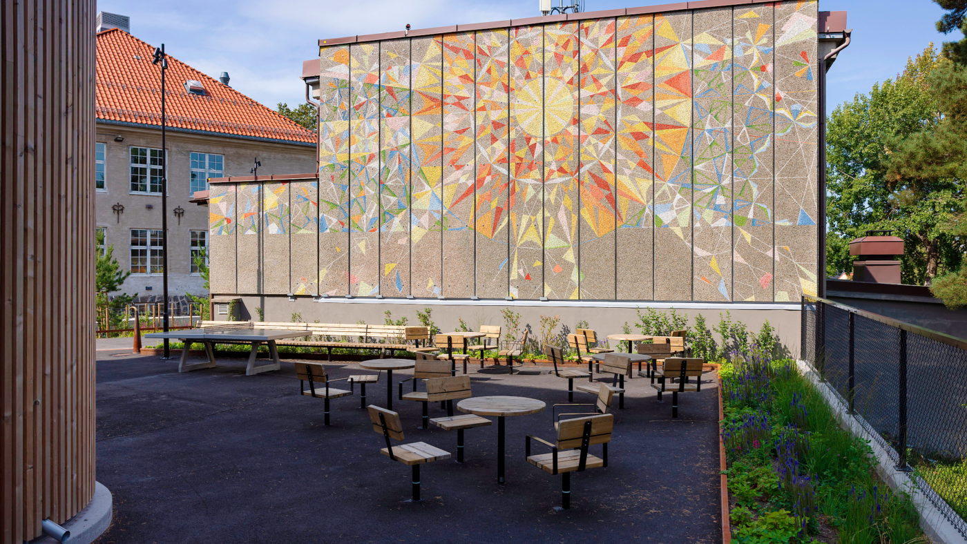 Kunstverket "Solen på skolen" av Ingunn Bakke på Nordstrand ungdomsskole