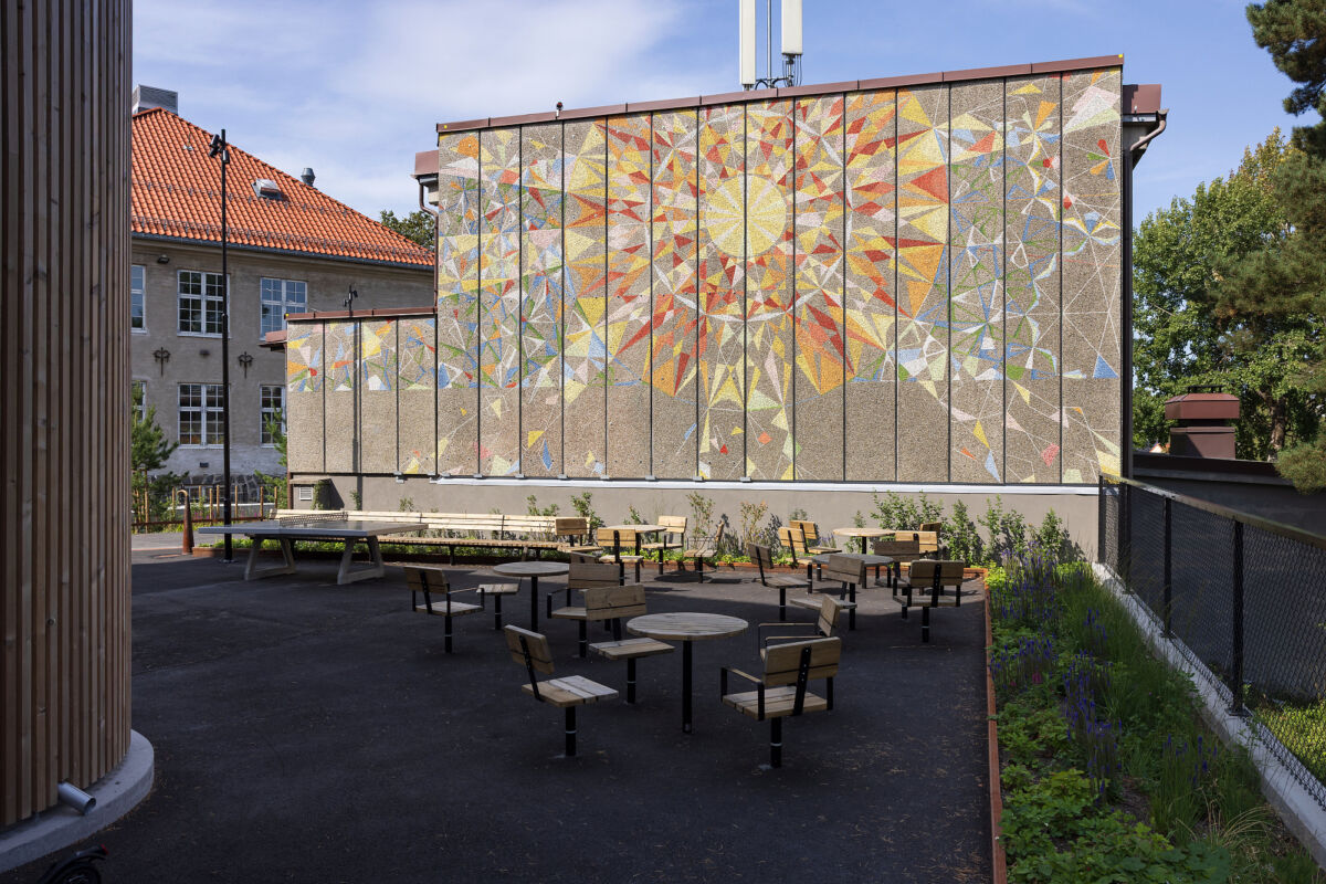 "Solen på skolen" (2025) av Ingunn Bakke ferdigstilt på gymsalens sidevegg. Foto: Trond Isaksen / OKK