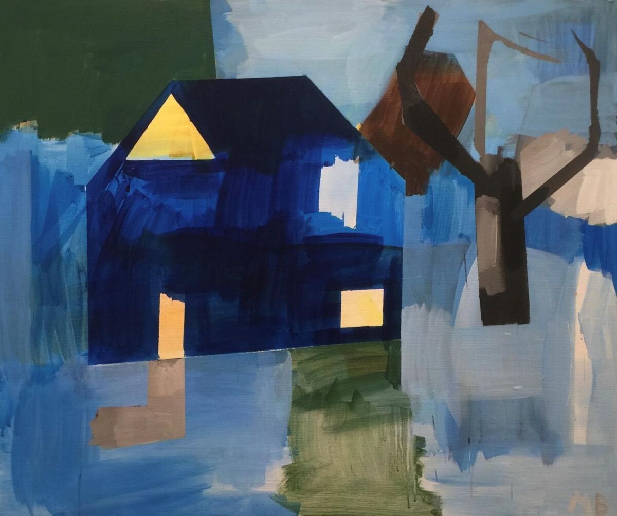 Mørkeblått hus i abstrakt landskap med grønne, blå og brune farger. Maleri.