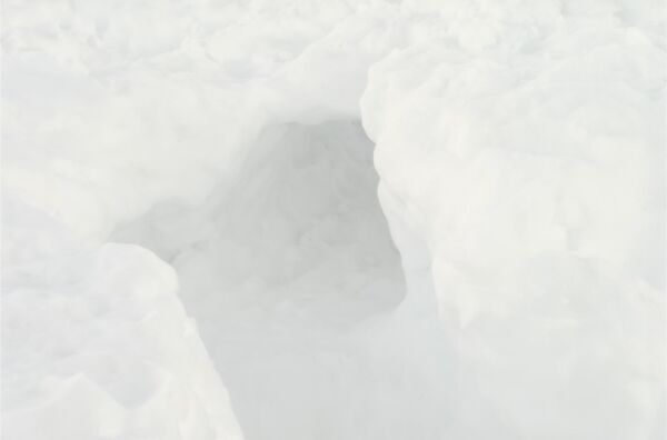 Hulegang i et snølandskap. Stillbilde fra film.