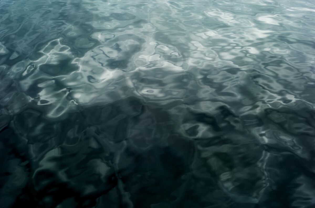 Mørkt vann med bølger i. Stillbilde fra film.