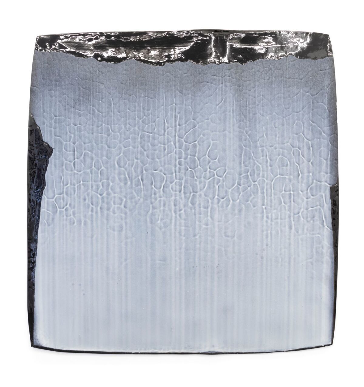 Firkantet porselens bit i kjølige blå/grå toner. Foto av verk.