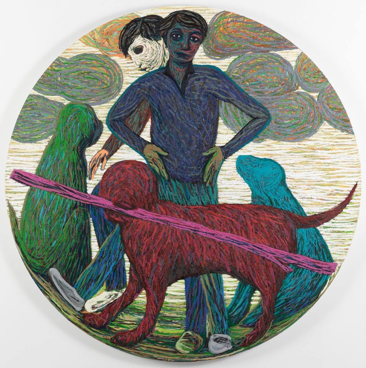 En person står bak en annen person som holder seg på hoftene. Foran dem står en rød hund med en rosa pinne i munnnen. Det står en grønn og en blå hund i bakgrunnen. Foto av rundt verk.