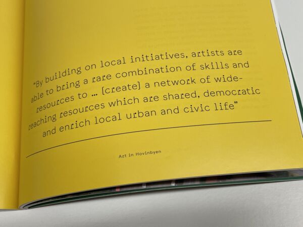 Detaljbilde av en side i en brosjyre. Bakgrunnen i brosjyren er gul og teksten svart. Foto.