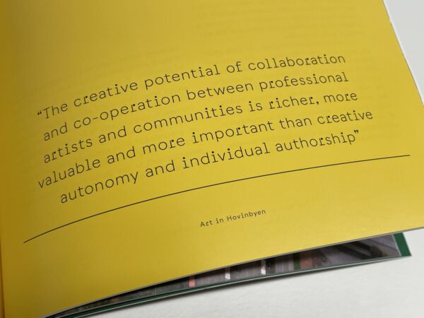 Detaljbilde av en side i en brosjyre. Bakgrunnen i brosjyren er gul og teksten svart. Foto.