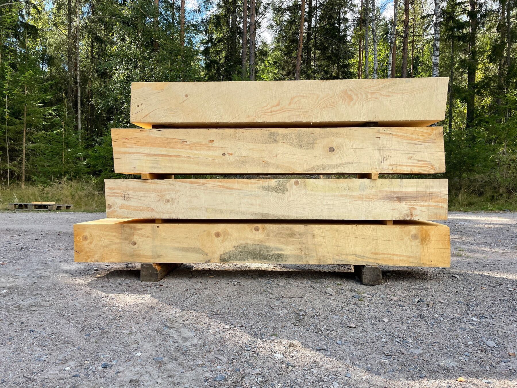 Treinstallasjon bestående av grove treplanker lagt oppå hverandre. Foto.