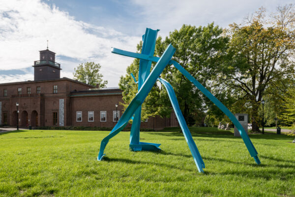 Foto av en stor skulptur foran Vigelandmuseet i Oslo.
