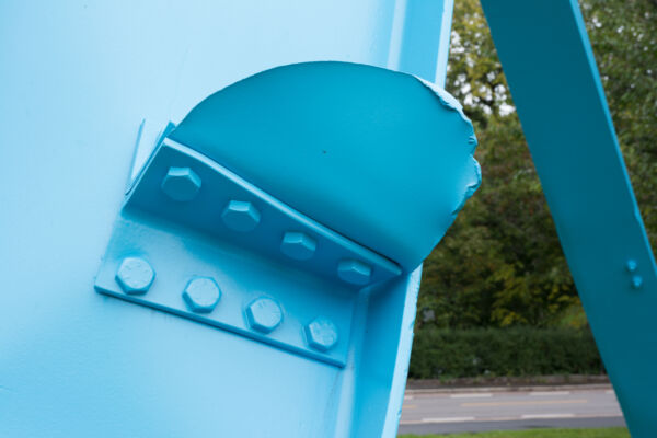 Nærbilde av en blåskulptur.