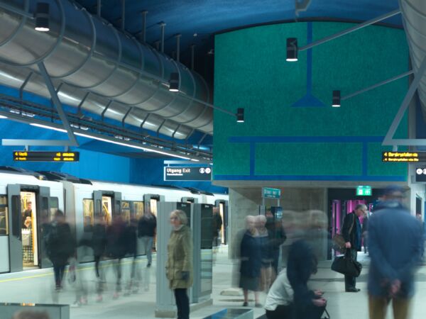 Foto av et blått veggmaleri innendørs på en t-banestasjon.