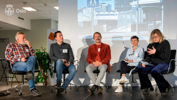 Foto av fem personer sittende på en scene.