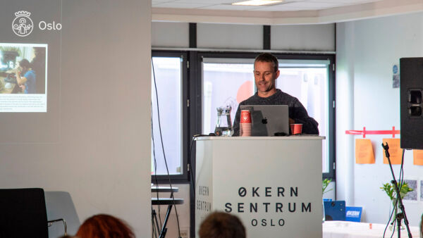 Still fra film av person som står på en scene.