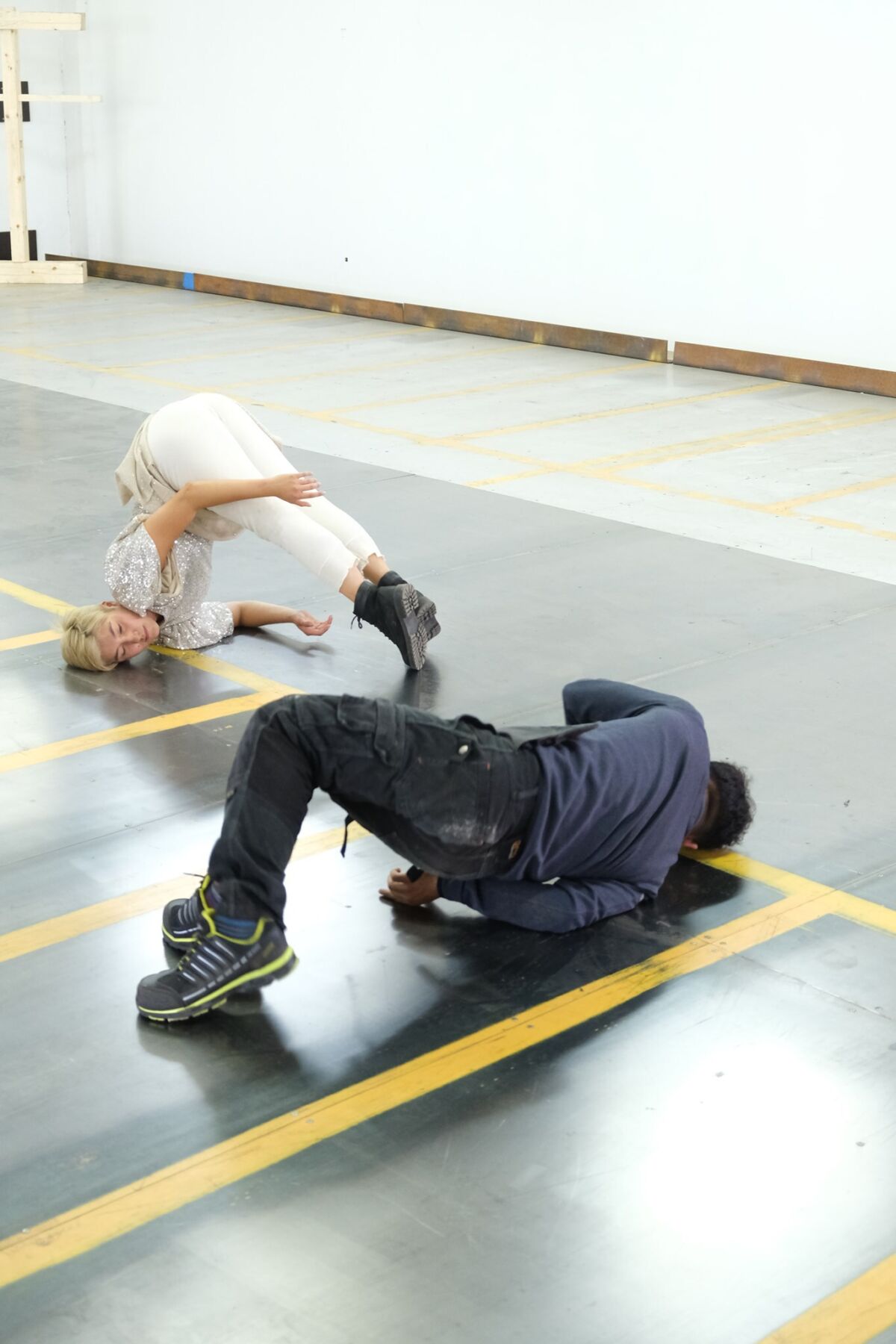 To personer danser på et gulv. Foto.