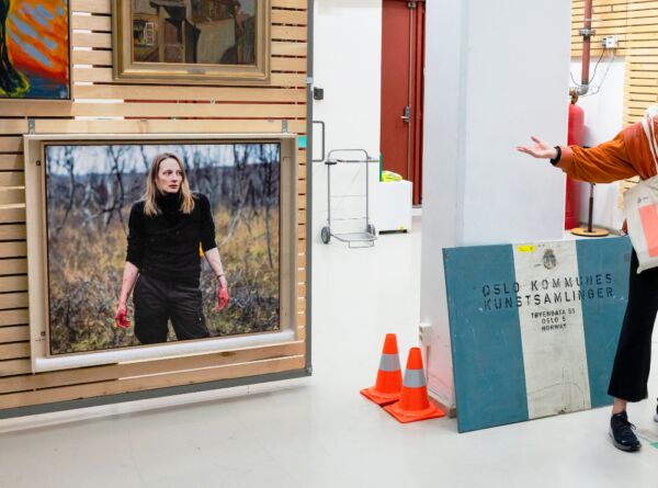 Foto fra omvisning i Oslo kommunes kunstsamlings magasin på Gamle Munch