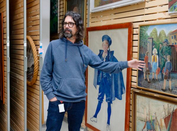 Foto fra omvisning i Oslo kommunes kunstsamlings magasin på Gamle Munch