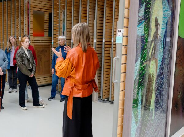 Foto fra omvisning i Oslo kommunes kunstsamlings magasin på Gamle Munch