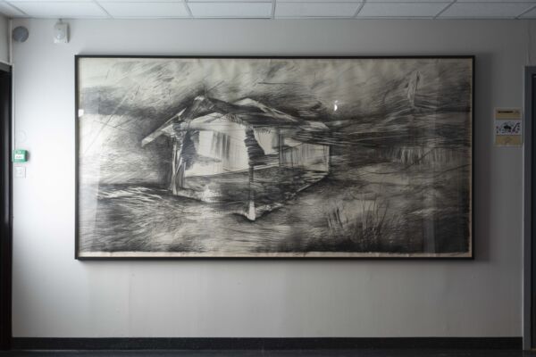 Sort hvitt kulltegning, motivet er et hus i forblåst landskap. Foto.