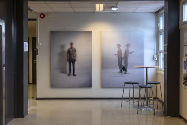 To foto på vegg ved vindu i foaje