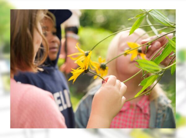 Foto av barn som lukter på blomster av fotograf Nikolai Kobets Freund