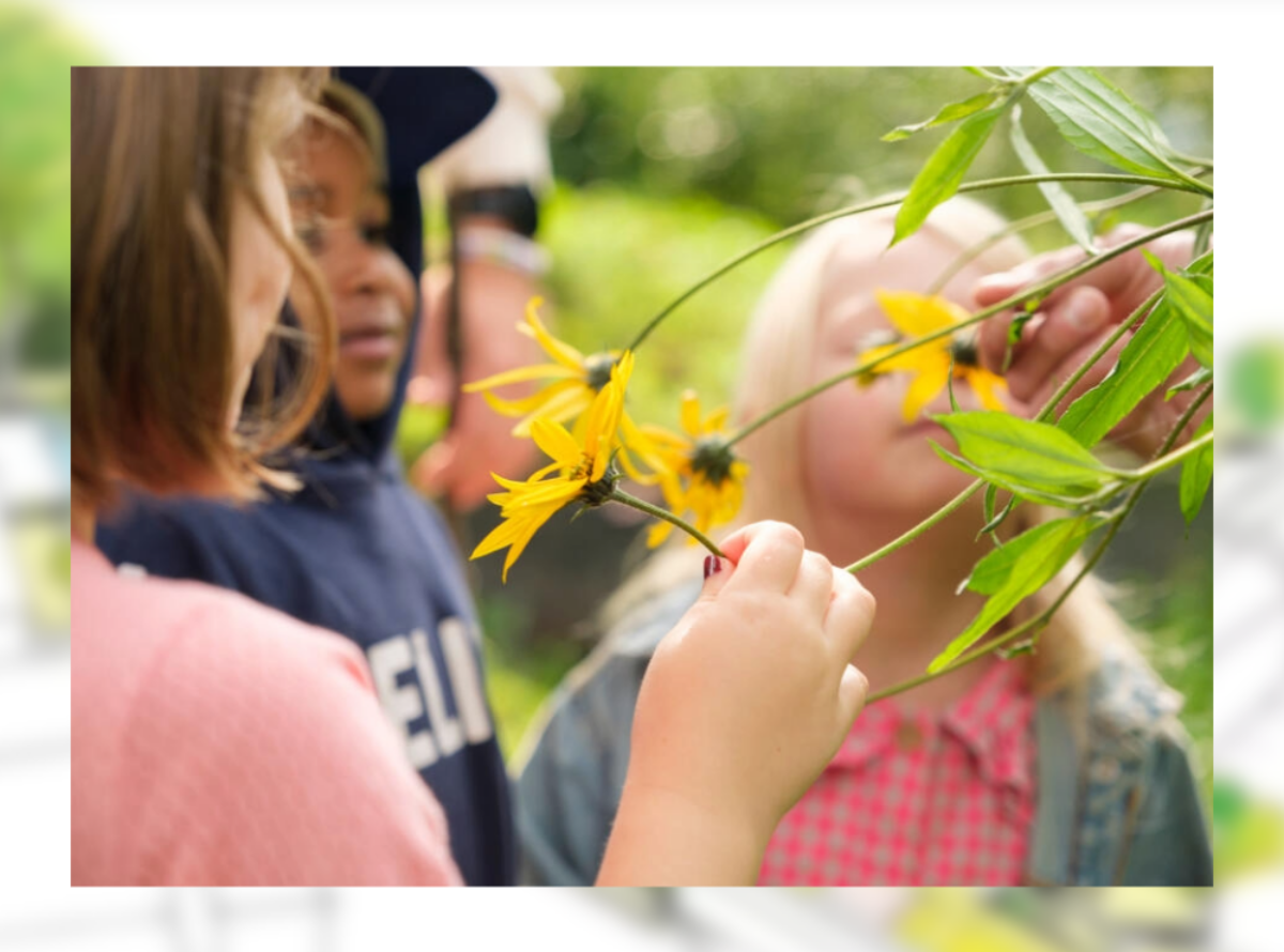 Foto av barn som lukter på blomster av fotograf Nikolai Kobets Freund