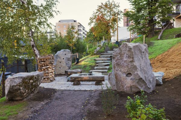 Foto av skulpturer fra serien "Gjemme" av Knut Wold og Peter Johansson/Barbro Westling ved Østre parkdrag Ensjø