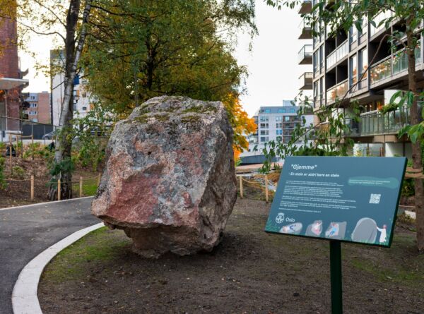 Foto av skulptur fra serien "Gjemme" av Knut Wold og Peter Johansson/Barbro Westling ved Østre parkdrag Ensjø