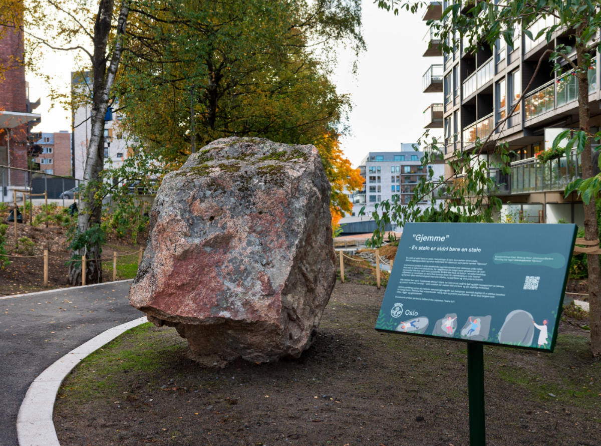 Foto av skulptur fra serien "Gjemme" av Knut Wold og Peter Johansson/Barbro Westling ved Østre parkdrag Ensjø