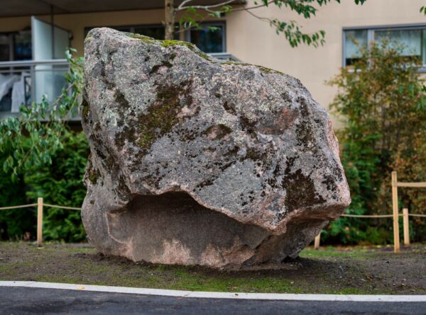 Foto av skulptur fra serien "Gjemme" av Knut Wold og Peter Johansson/Barbro Westling ved Østre parkdrag Ensjø