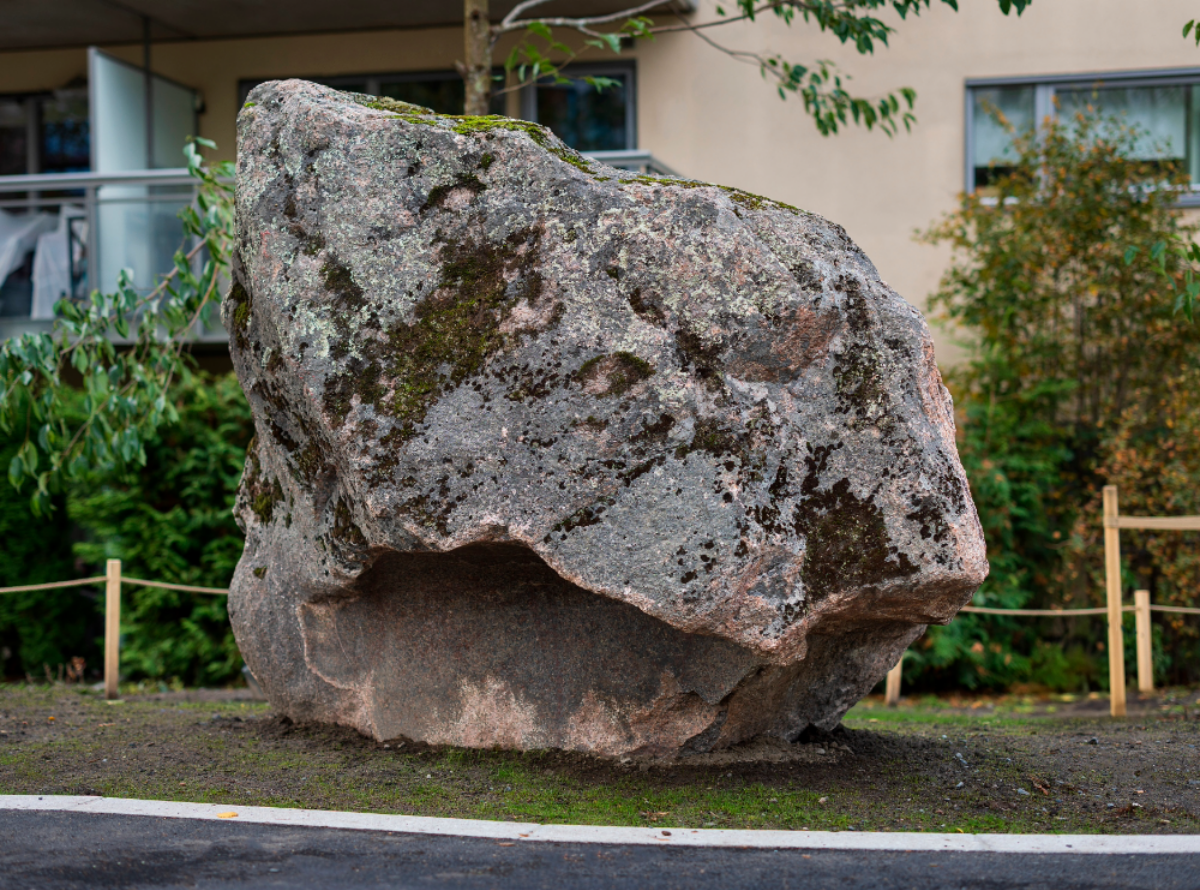 Foto av skulptur fra serien "Gjemme" av Knut Wold og Peter Johansson/Barbro Westling ved Østre parkdrag Ensjø