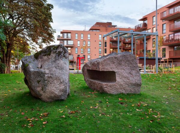 Foto av skulpturer fra serien "Gjemme" av Knut Wold og Peter Johansson/Barbro Westling ved Østre parkdrag Ensjø