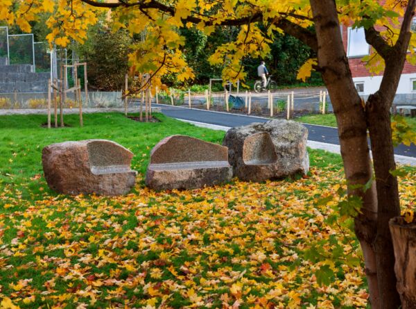 Foto av skulpturer fra serien "Gjemme" av Knut Wold og Peter Johansson/Barbro Westling ved Østre parkdrag Ensjø