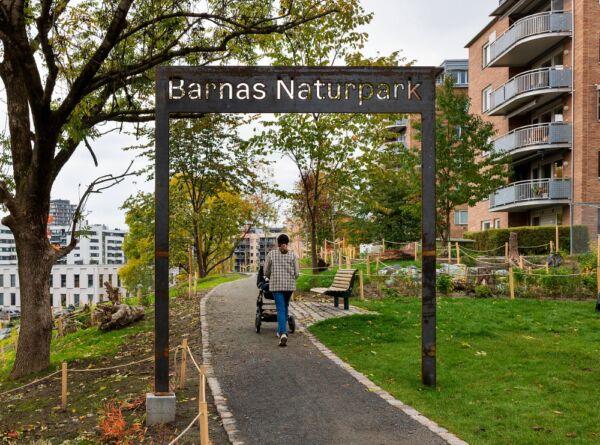 Foto av inngangspartiet til Østre parkdrag på Ensjø - barnas naturpark.