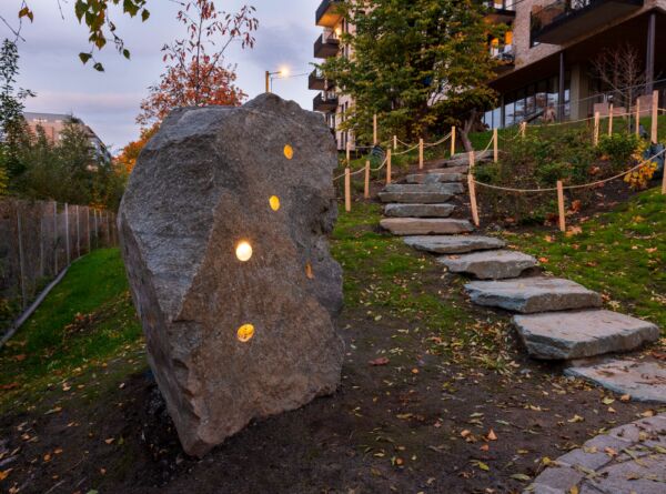 Foto av skulptur fra serien "Gjemme" av Knut Wold og Peter Johansson/Barbro Westling ved Østre parkdrag Ensjø