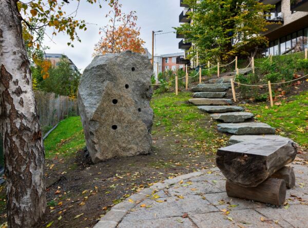 Foto av skulpturer fra serien "Gjemme" av Knut Wold og Peter Johansson/Barbro Westling ved Østre parkdrag Ensjø