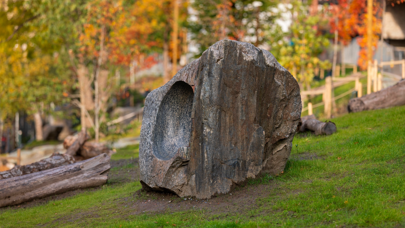 Foto av steinskulptur av Knut Wold og Peter Johansson/Barbro Westling ved Østre parkdrag på Ensjø.