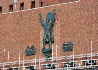 Foto av Nic Schiølls skulpturgruppe St. Hallvard på fasaden til Rådhuset.