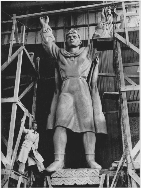 Svart-hvitt foto av arbeidet med St. Hallvard-skulpturgruppen i et stort verksted.