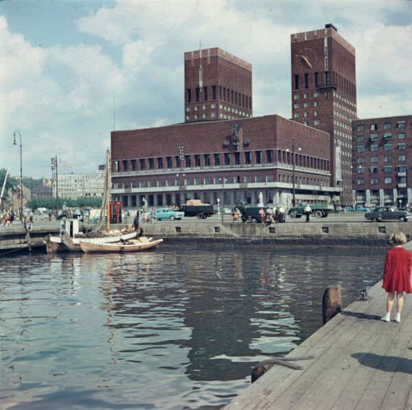 Historisk foto av Oslo rådhus fra sjøsiden.