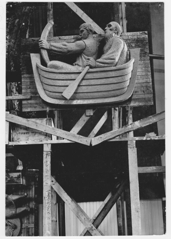 Svart-hvitt foto av arbeidet med St. Hallvard-skulpturgruppen i et stort verksted.