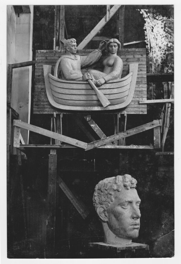 Svart-hvitt foto av arbeidet med St. Hallvard-skulpturgruppen i et stort verksted.