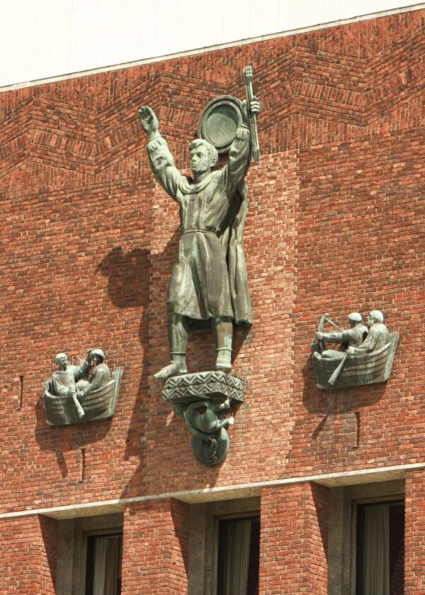 Foto av St. Hallvard-skulpturen på Rådhusets fasade.