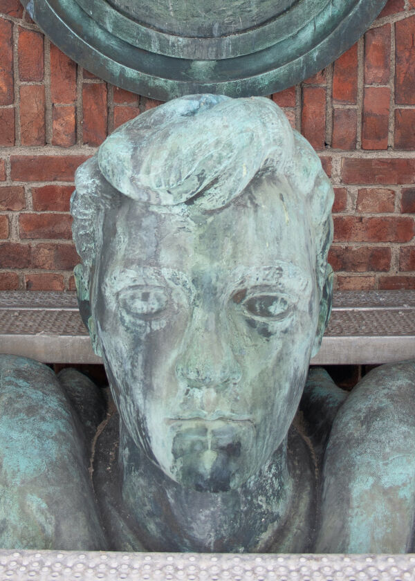 Nærbilde av skulpturgruppet St. Hallvard før skulpturen er konservert.