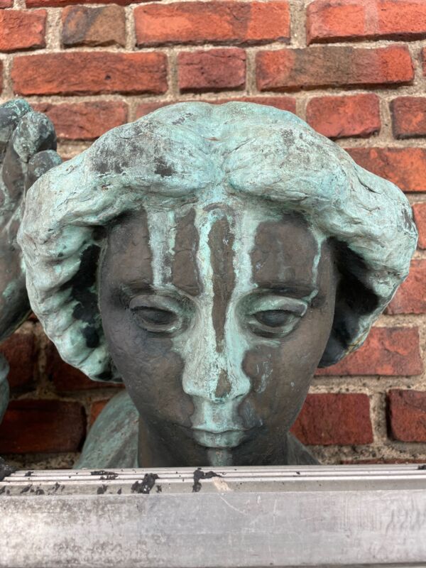 Nærbilde av skulpturgruppet St. Hallvard før skulpturen er konservert.