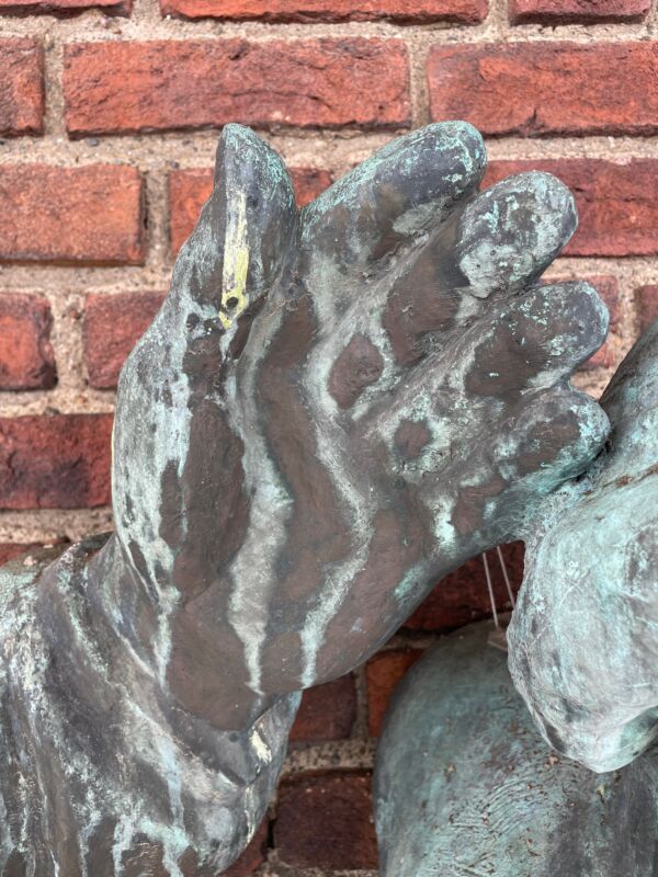 Nærbilde av skulpturgruppet St. Hallvard før skulpturen er konservert.